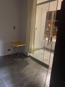 een kamer met een tafel naast een raam bij Departamento centrico in Ilo