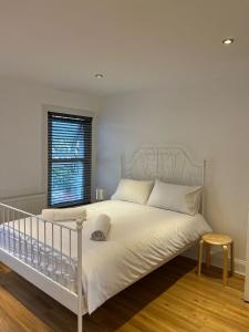 1 dormitorio con cama blanca y ventana en 93 West Road en Stratford