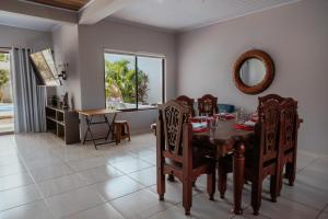 ein Esszimmer mit einem Tisch und Stühlen in der Unterkunft Private home with resort style swimming pool in Jacó