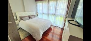 Tempat tidur dalam kamar di Bonito bajo con jardín