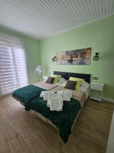 um quarto com uma cama grande e toalhas em Appartement A Beholding Sight em Amélie-les-Bains-Palalda