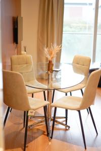 a dining room with a glass table and chairs at Stunning Ground Floor Apartment for Business & Leisure Stays in RG2 - Sleeps up to 6! in Reading
