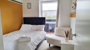 Ліжко або ліжка в номері Stunning Ground Floor Apartment for Business & Leisure Stays in RG2 - Sleeps up to 6!