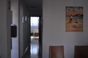a hallway with a painting hanging on a wall at APARTAMENTO 3 PAUPÍ in Oliva