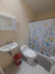 a bathroom with a toilet and a sink and a shower at Serenidad en Combia - Tu hogar fuera de tu hogar in Pereira