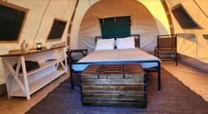 a bedroom with a bed in a tent at Kestrel in Valle