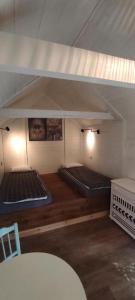 2 łóżka piętrowe w pokoju ze stołem w obiekcie Agroturystyka Banachy 50 w mieście Harasiuki