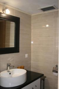 bagno con lavandino e specchio di Theatraki a Selínia