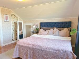 Giường trong phòng chung tại Lysekil sunset Villa