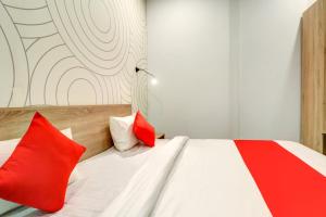 Un pat sau paturi într-o cameră la OYO Flagship JPS Grand Hotel