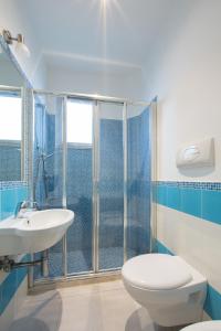 een badkamer met een toilet, een wastafel en een douche bij VIRGINIA APPARTAMENTI RICCIONE in Riccione