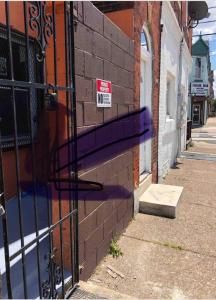una pared de ladrillo sin señal de estacionamiento en un edificio en Charming Studio Flat Near Center City, en Filadelfia