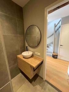 La salle de bains est pourvue d'un lavabo et d'un miroir. dans l'établissement Op ons erf!, à Doornspijk