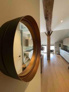 - un miroir suspendu au mur dans le salon dans l'établissement Op ons erf!, à Doornspijk