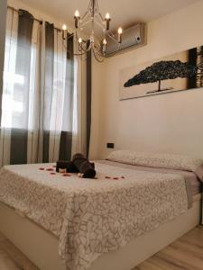 una camera da letto con un letto con un albero sopra di Apartment Ruby a Lloret de Mar