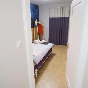 ein kleines Schlafzimmer mit einem Bett und einem Schrank in der Unterkunft Apartament Andersa Biłgoraj parking podziemny in Biłgoraj