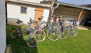 un grupo de bicicletas estacionadas al lado de una casa en Ferienwohnung Fam. Schade, en Beilrode