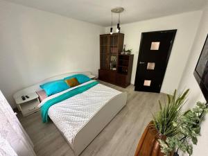 1 dormitorio con 1 cama grande con almohadas azules en Sunny Apartment in Silesia, en Czeladź