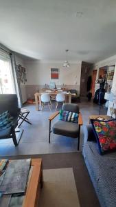 ein Wohnzimmer mit einer Couch und einem Tisch in der Unterkunft Flat with private parking, in the heart of Sete in Sète