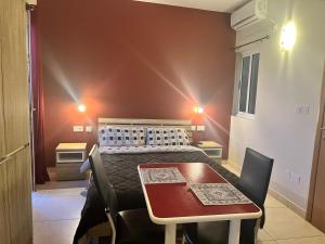 a room with a bed and a table and a table and chairs at Twenty Antika in Birgu