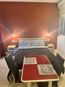 - une chambre avec un lit, une table et des chaises dans l'établissement Twenty Antika, à Il-Birgu