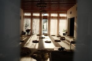 sala de estar con una habitación grande con ventanas grandes en Retreat Margau Apuseni-Adults Only- wellness & wellbeing, en Mărgău