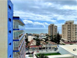 una vista dell'oceano da un edificio di Inviting Studio with Sea View a Torremolinos