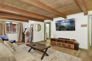 salon z kanapą i stołem w obiekcie 2424-Midnight Pines cabin w mieście Big Bear Lake