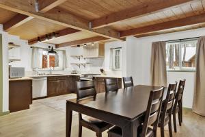 een keuken met een eettafel en stoelen bij 2424-Midnight Pines cabin in Big Bear Lake