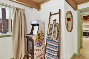 maszyna do gier wideo obok gry w obiekcie 2424-Midnight Pines cabin w mieście Big Bear Lake