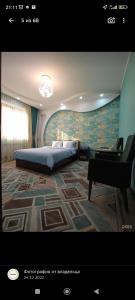 sypialnia z łóżkiem i dużym dywanem w obiekcie Отель Чынгыз 2 w mieście Osz