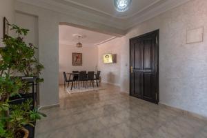 馬拉喀什的住宿－Appartement Authentique au Centre，走廊设有门、桌子和椅子