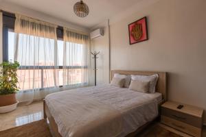 馬拉喀什的住宿－Appartement Authentique au Centre，一间卧室设有一张床和一个大窗户