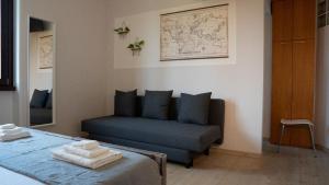 - un salon avec un canapé et un lit dans l'établissement WoodBnb, à Cassina Rizzardi