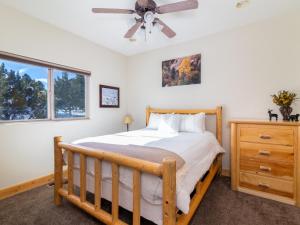 En eller flere senge i et værelse på Escape to Tranquility: Amazing Cabin Near Zion