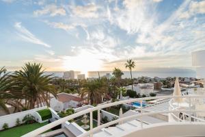 阿德赫的住宿－Moderní vila s bazénem，阳台享有大海和棕榈树的景致。