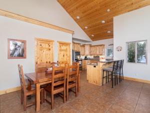Dapur atau dapur kecil di Escape to Tranquility: Amazing Cabin Near Zion