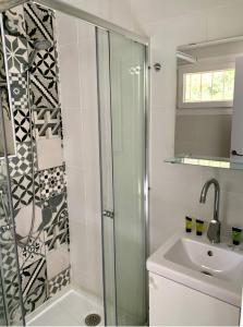 uma casa de banho com um chuveiro e um lavatório. em Inviting Studio with Sea View em Torremolinos