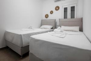 - deux lits assis l'un à côté de l'autre dans une pièce dans l'établissement Mountain Villa Panorama, à Stavrokhórion