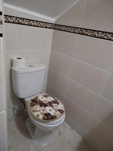 A bathroom at EL MANZANO