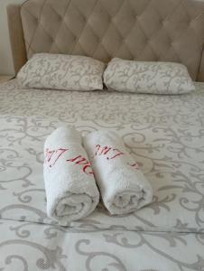 a pair of towels sitting on top of a bed at Apartmani Dar Lux in Banja Koviljača