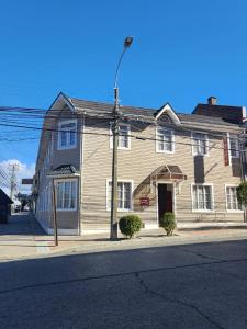 una casa en una calle con un semáforo en Hotel Mercurio en Punta Arenas