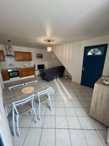 een keuken en een woonkamer met een tafel en stoelen bij Appartement à deux pas du Port in La Tremblade