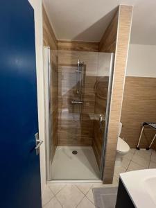 een douche met een glazen deur in de badkamer bij Appartement à deux pas du Port in La Tremblade
