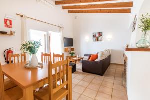 jadalnia i salon ze stołem i krzesłami w obiekcie Villa ES MIRADOR w Son Bou