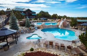 Výhled na bazén z ubytování Escape to Tranquility: Amazing Cabin Near Zion nebo okolí