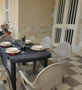 - une salle à manger avec une table et des chaises dans l'établissement Villa Tellina Mare Luna, à Granelli