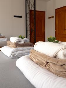 a pile of towels sitting on top of a table at Golubina 1 - Studio Apartman in Golubac