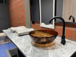 lavabo en el baño con un bol en la encimera en Alex Country House en Chachagüí