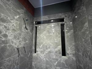 a bathroom with a shower with a mirror at Alex Country House in Chachagüí